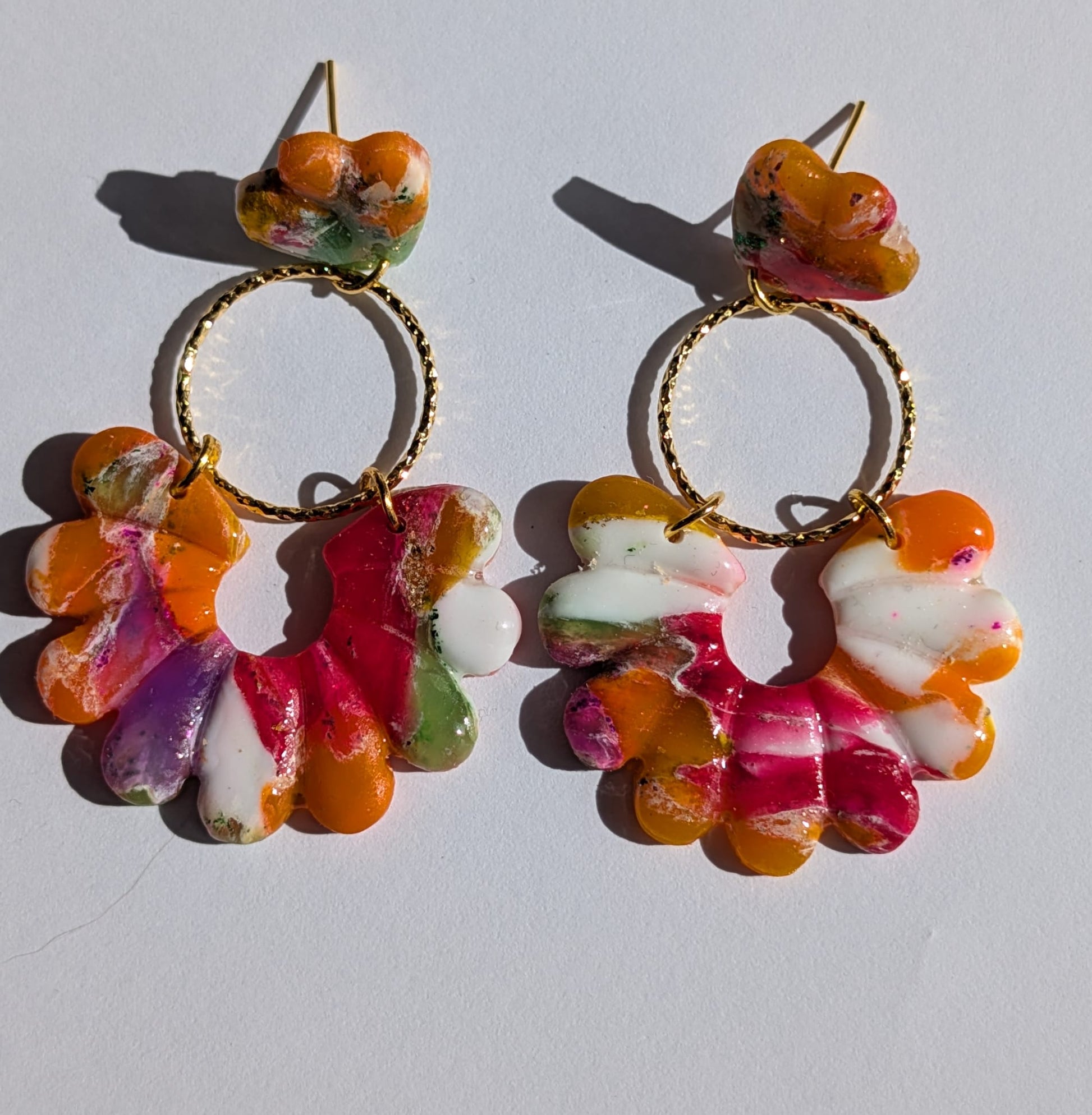 Statement-Ohrringe Bunt mit Goldring – handgemacht aus Polymer Clay