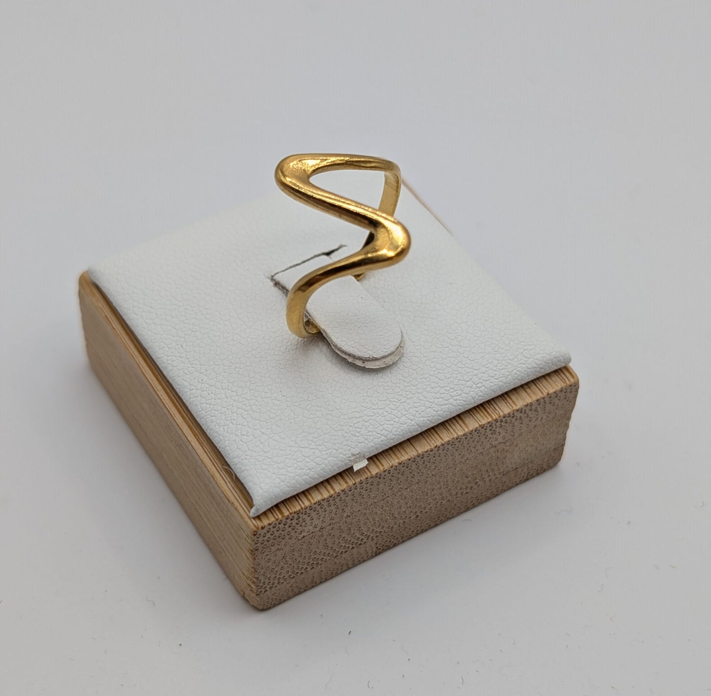 Goldener Statement-Ring in Wellenform – Verstellbarer Ring | Moderner Schmuck

