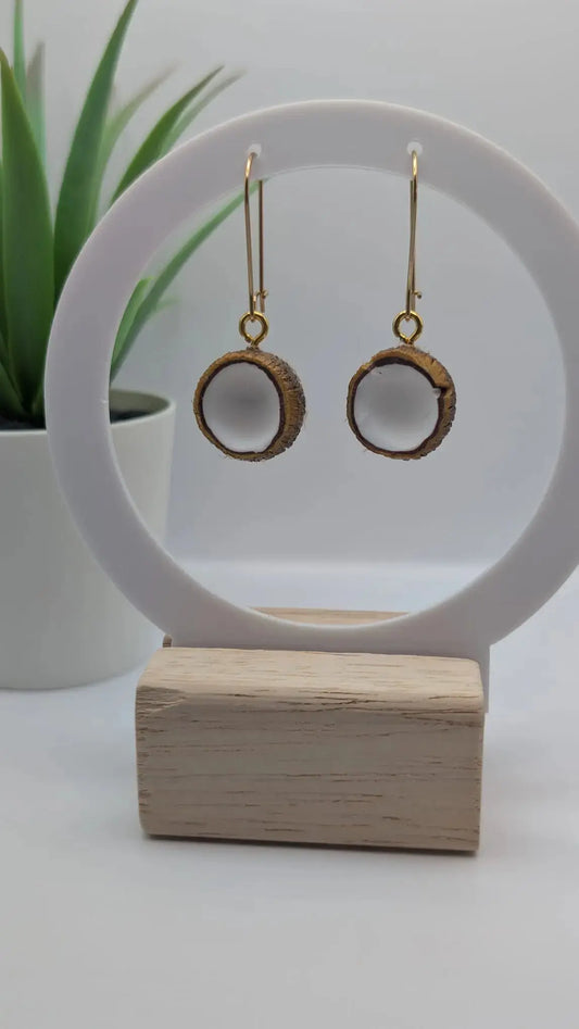 Kokosnuss-Ohrringe aus Polymer Clay mit goldfarbenen Haken – Handgefertigter Boho-Schmuck