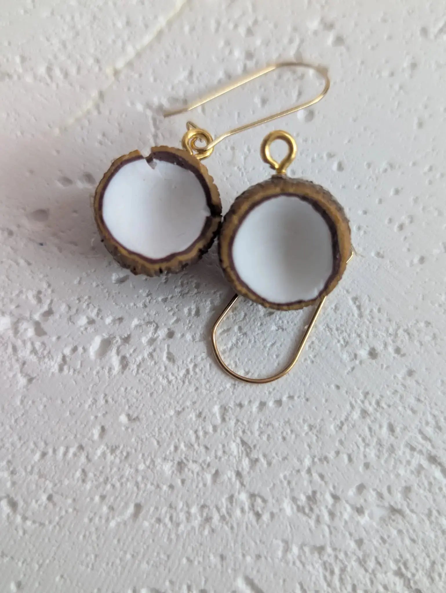 Kokosnuss-Ohrringe aus Polymer Clay mit goldfarbenen Haken – Handgefertigter Boho-Schmuck
