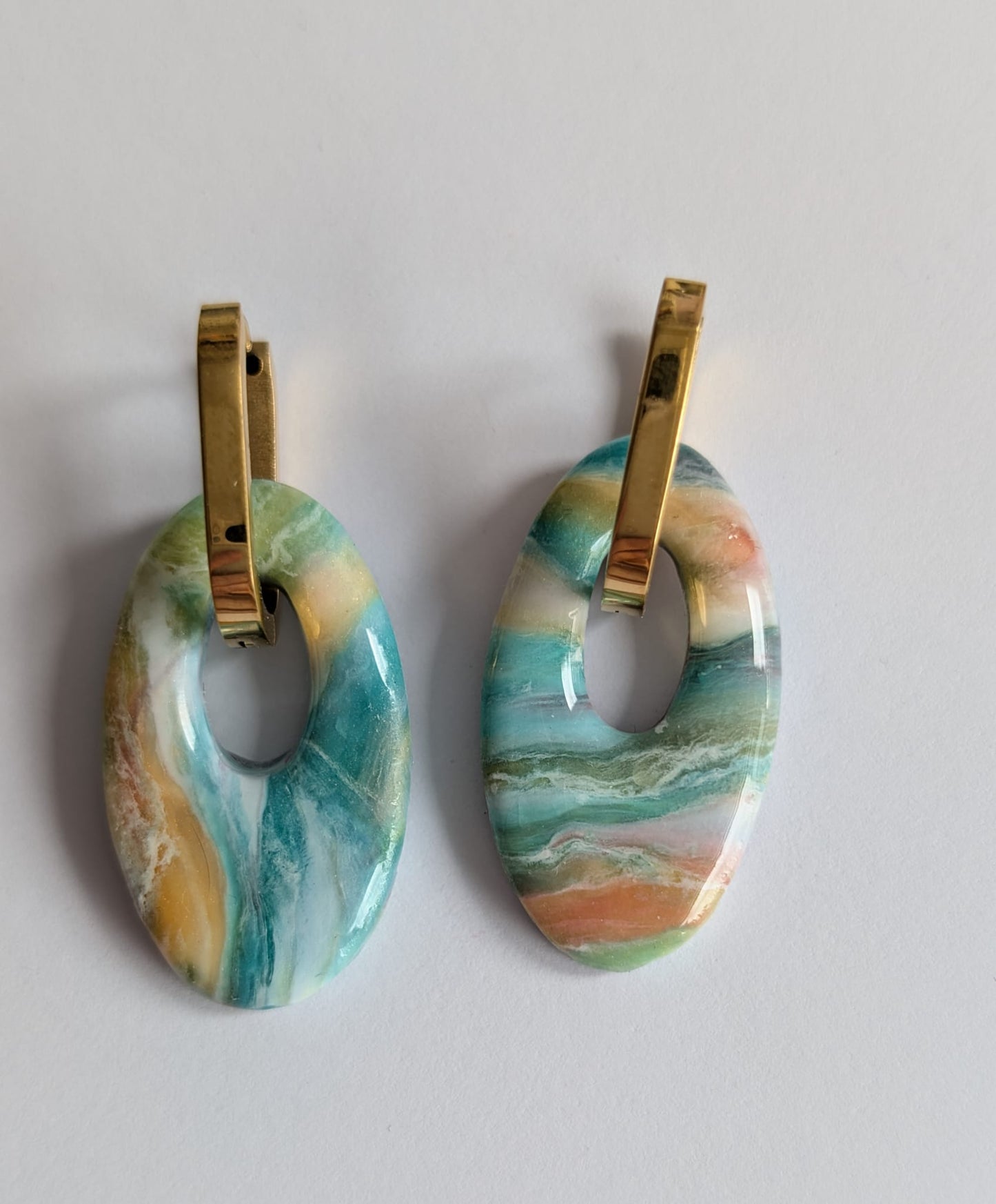 Ovale Ohrringe aus Polymer Clay im marmorierten Look – leicht, farbenfroh & perfekt für Boho-Styles und sommerliche Outfits.