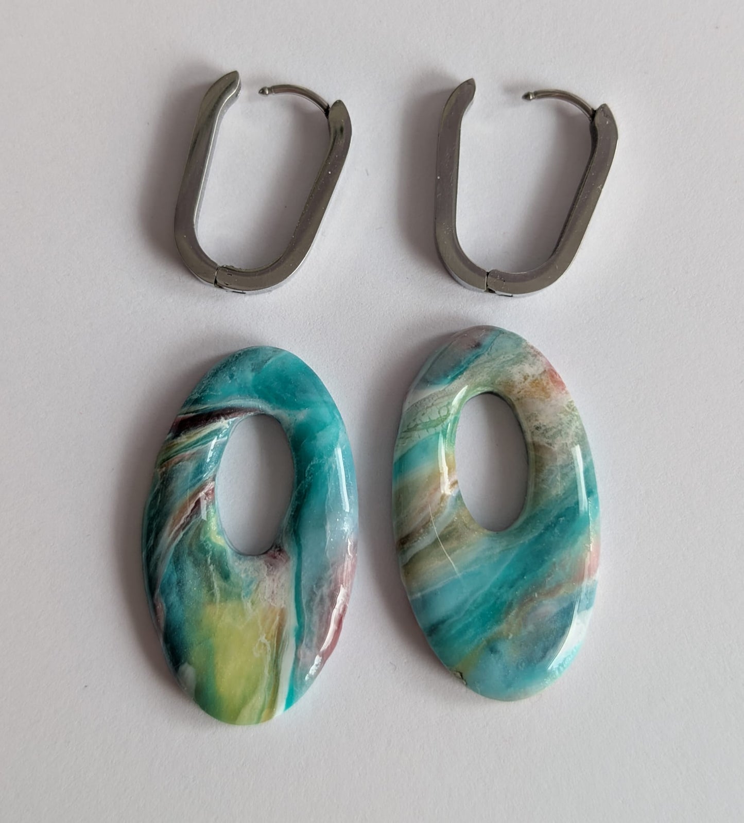 Ovale Ohrringe aus Polymer Clay im marmorierten Look – leicht, farbenfroh & perfekt für Boho-Styles und sommerliche Outfits.
