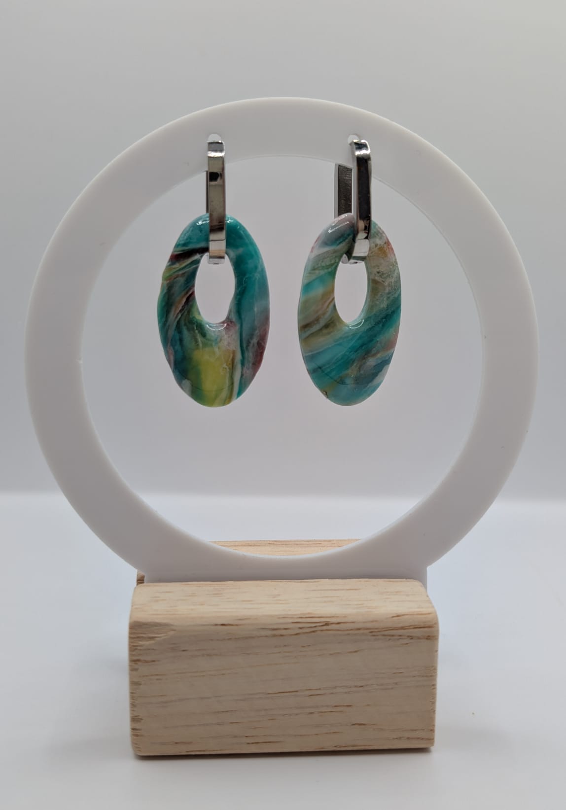 Ovale Ohrringe aus Polymer Clay im marmorierten Look – leicht, farbenfroh & perfekt für Boho-Styles und sommerliche Outfits.