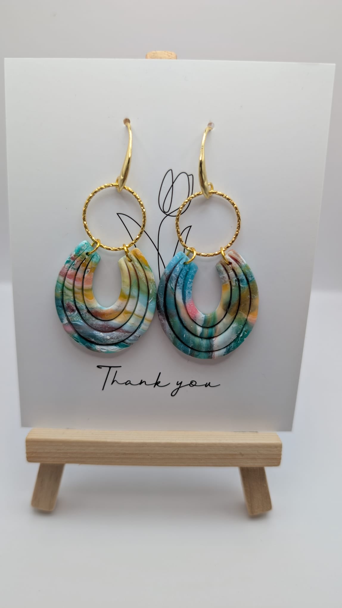 Statement-Ohrringe aus Polymer Clay – Regenbogen-Marmor-Look mit goldenen Elementen