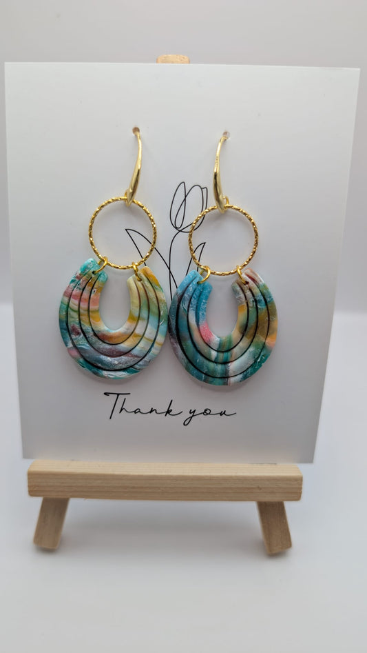 Statement-Ohrringe aus Polymer Clay – Regenbogen-Marmor-Look mit goldenen Elementen