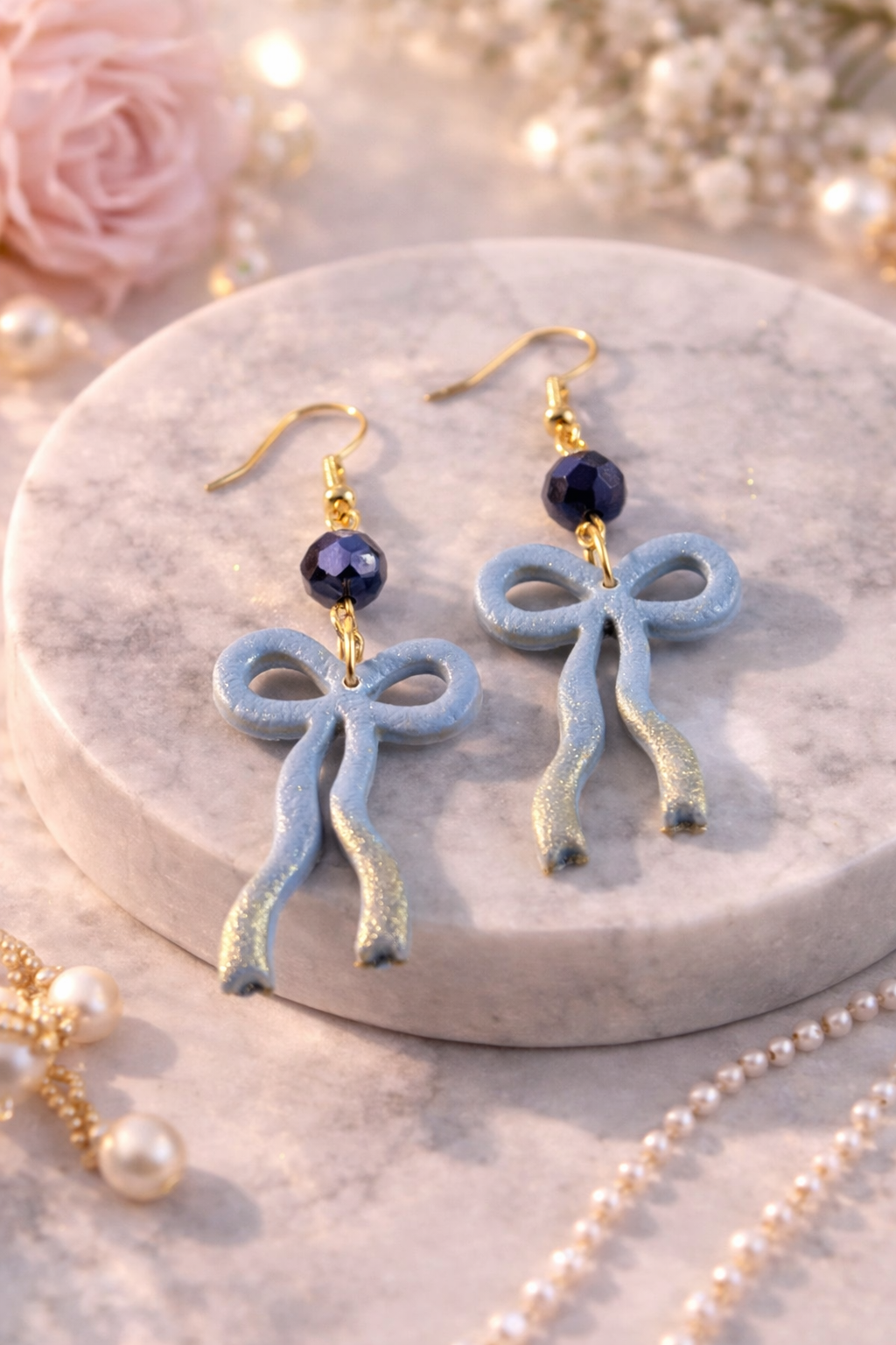 Schleifen Ohrringe handgemacht – Polymer Clay Hänger in blau | ClayJex