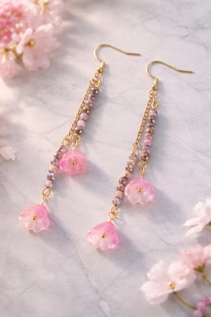 Rosa Blumen Ohrringe mit Perlen & Gold – Handgemachte Hängeohrringe für Damen