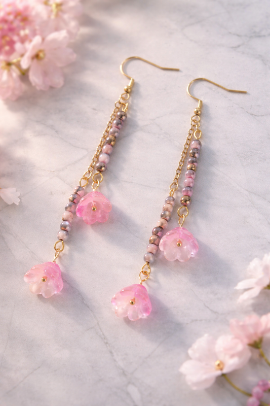 Rosa Blumen Ohrringe mit Perlen & Gold – Handgemachte Hängeohrringe für Damen