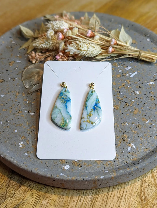 Marmorierte Ohrringe aus Polymer Clay, Marbel, Blau, Grün, Weiß, Petrol, Türkis, Gold 24 Karat vergoldet, Statement Ohrringe aus Polymerton mit Resin überzogen - Clayjex