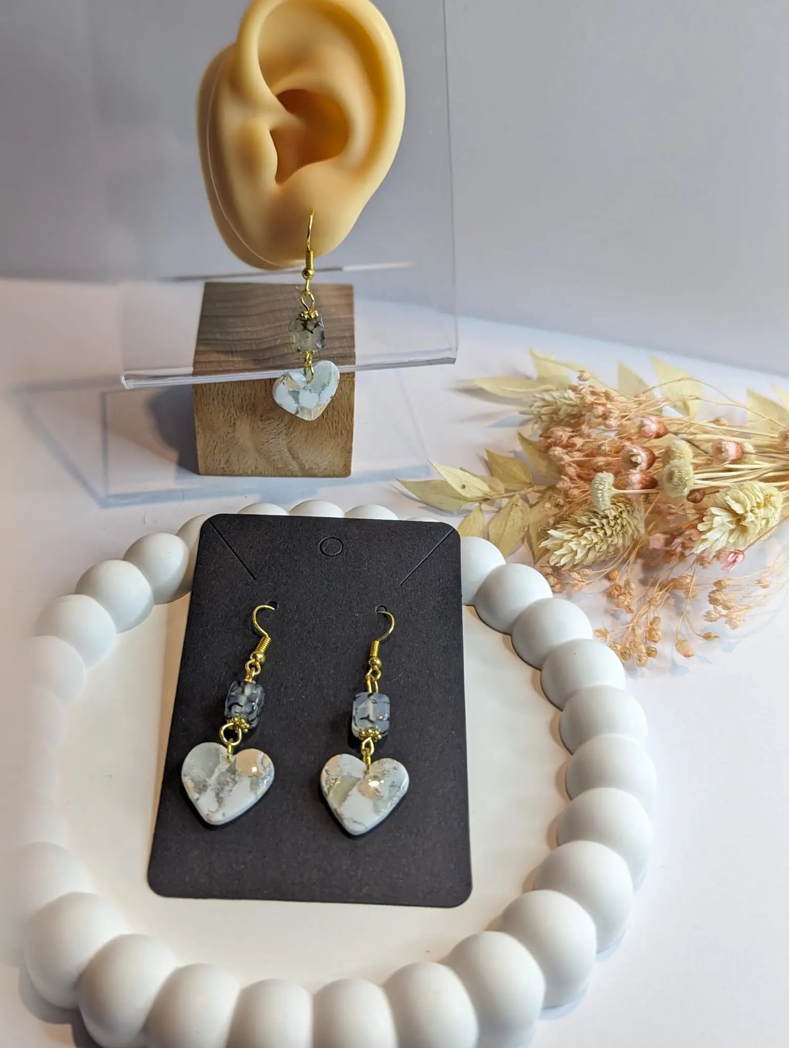 Ohrringe aus Polymer Clay in Marbel Stil mit einen Herz Weiß / Grau / Silber / Gold/ Beige 24 K Vergoldet/ Resin Überzogen - Clayjex
