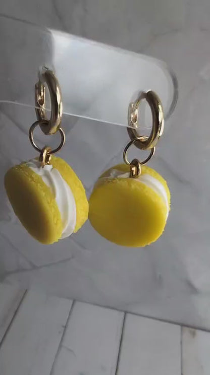 Macaron Ohrringe Gelb – Süße Polymer Clay Hänger mit Gold | Handgemacht