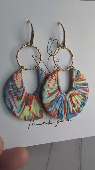 Bunte Halbkreis-Ohrringe – Handgemachter Statement-Schmuck