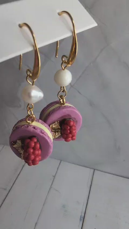 Lila Macaron Ohrringe mit Perle & Goldblatt – Handgemachter Polymer Clay Schmuck