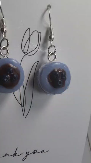 Blaue Macaron-Ohrringe mit Blaubeeren – Handmade Food-Schmuck