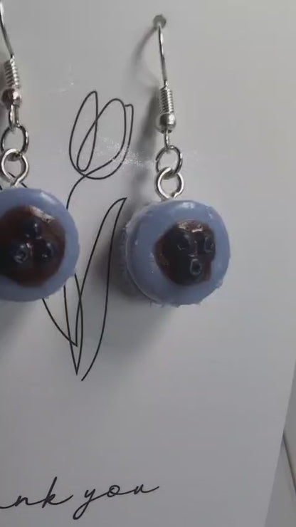 Blaue Macaron-Ohrringe mit Blaubeeren – Handmade Food-Schmuck