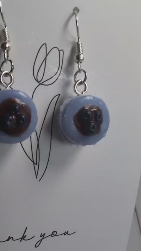 Blaue Macaron-Ohrringe mit Blaubeeren – Handmade Food-Schmuck