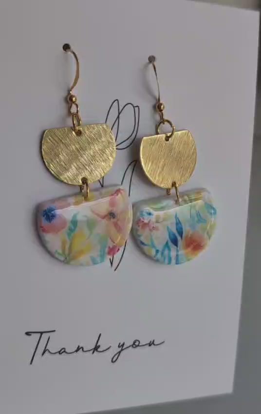 Florale Statement-Ohrringe mit goldener Halbkreisfassung – handgefertigt