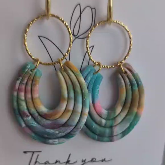  Statement-Ohrringe aus Polymer Clay – Regenbogen-Marmor-Look mit goldenen Elementen
