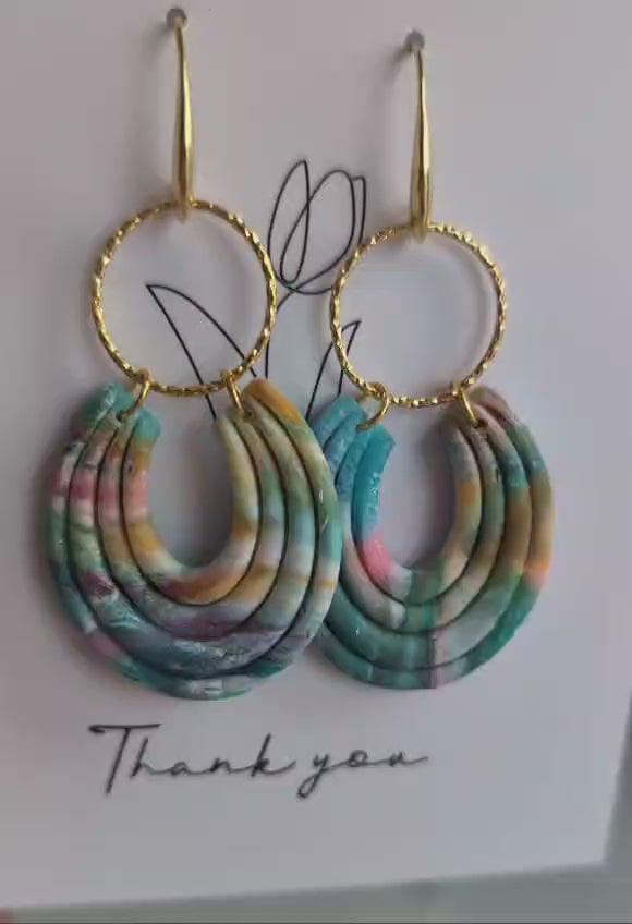  Statement-Ohrringe aus Polymer Clay – Regenbogen-Marmor-Look mit goldenen Elementen