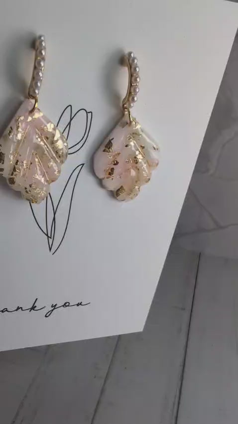 Blatt-Ohrringe Rosa mit Gold & Perlen – handgemacht & edel

