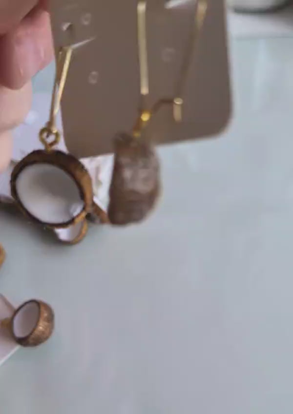 Kokosnuss-Ohrringe mit goldfarbenen Haken – Handgefertigter Boho-Schmuck