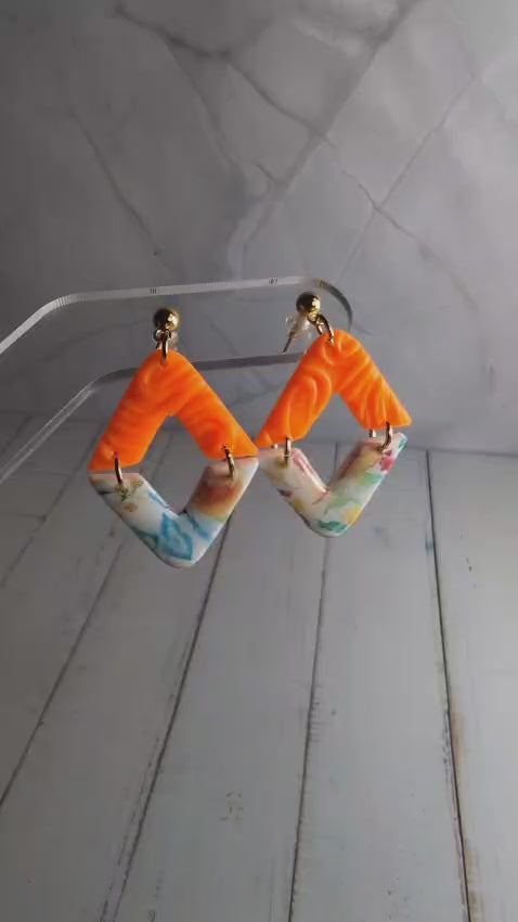 Geometrische Ohrringe in Orange – Handmade Statement Schmuck

