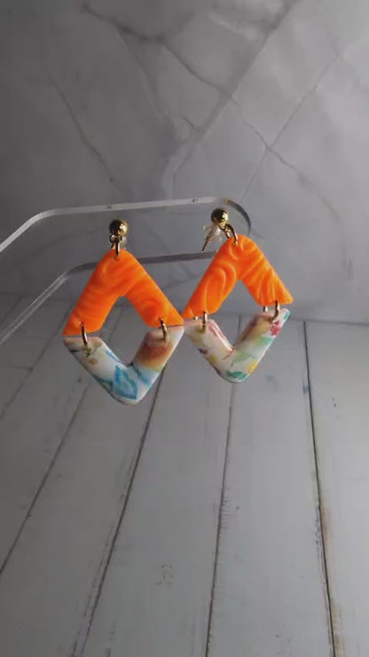 Geometrische Statement Ohrringe aus Polymer Clay – Orange & Blumenmuster | Handmade
