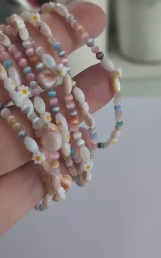Perlenarmband mit Blümchen und Süßwasser Perlen 