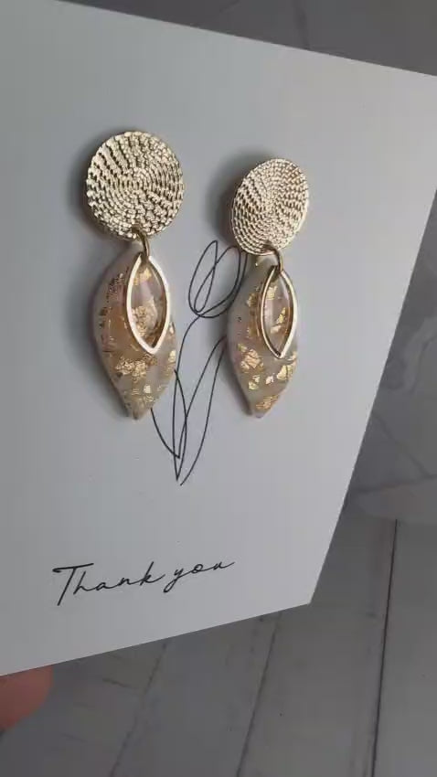 Gold Statement Ohrringe mit Goldflocken – modern & handgemacht

