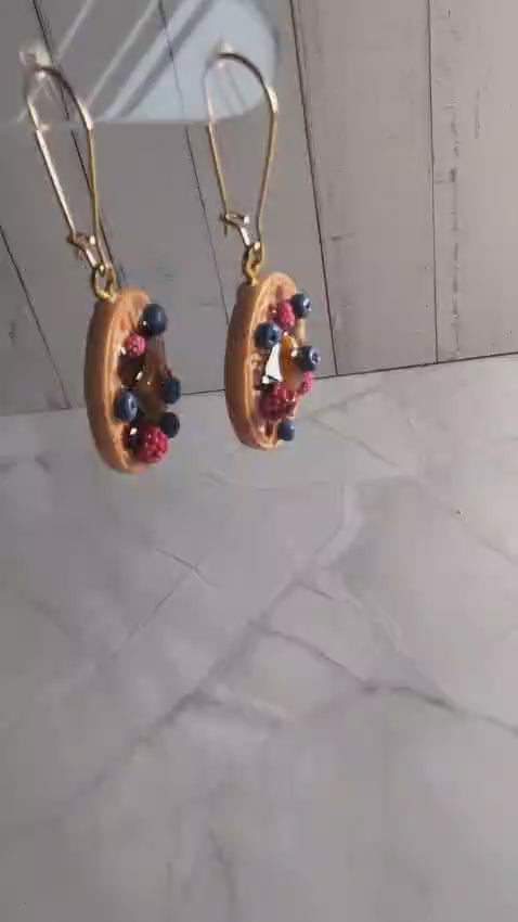 Waffel Ohrringe mit Beeren – Handgemachte Polymer Clay Ohrhänger | ClayJex