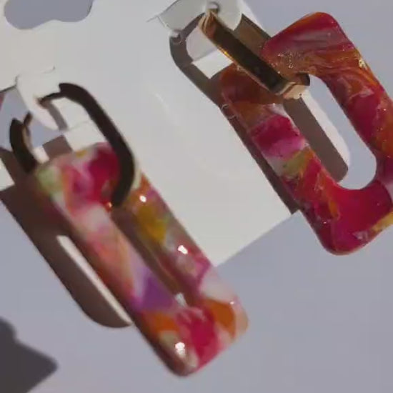 Bunte rechteckige Ohrringe mit silbernem Bügel – handgemacht aus Polymer Clay