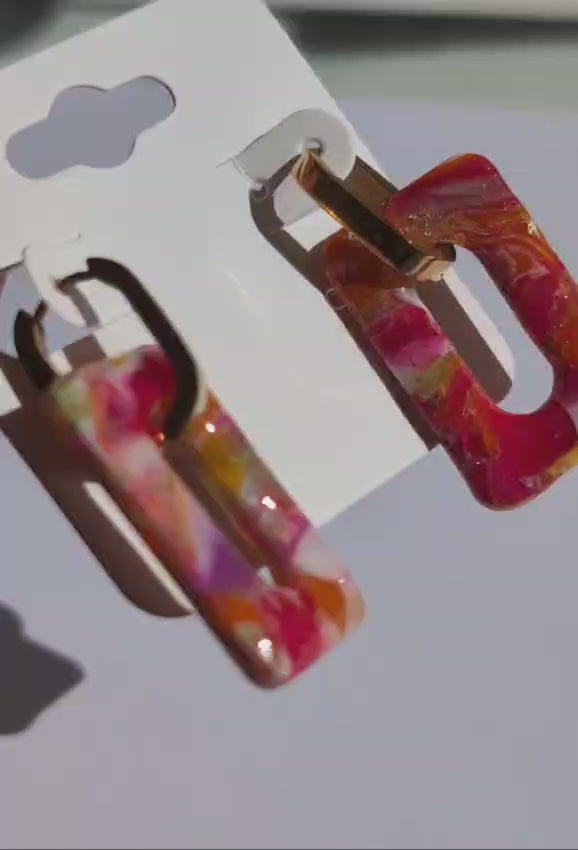 Bunte rechteckige Ohrringe mit silbernem Bügel – handgemacht aus Polymer Clay