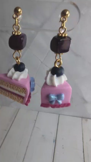 Tortenstück-Ohrringe mit Schleife – Süßer Handmade-Kuchenschmuck